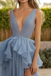 Staubblaues V-Ausschnitt Hochzeitsgastkleid mit Rüschen und Schlitz